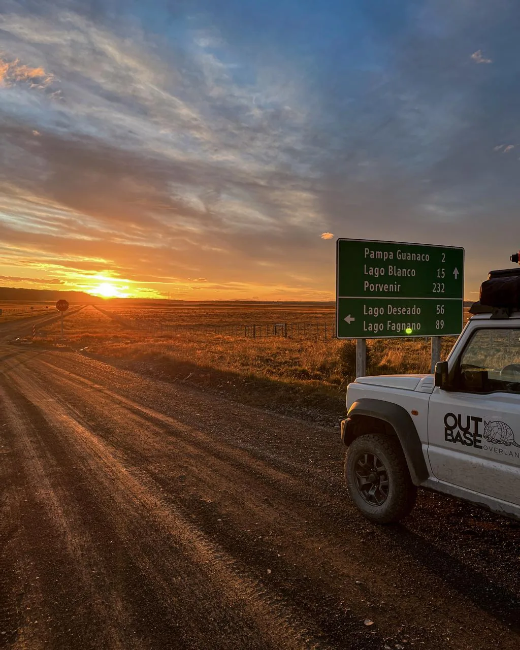 Atardecer patagónico junto a un letrero de rutas en Tierra del Fuego
