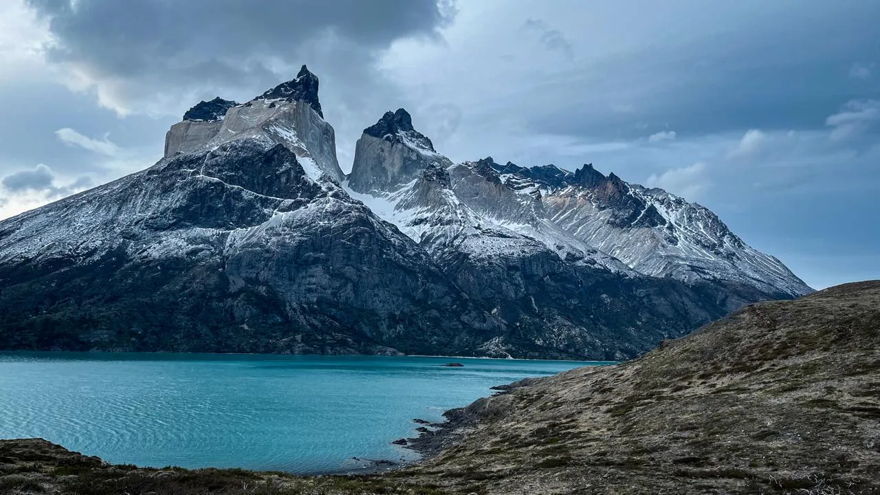 Cuernos del Paine sobre un lago turquesa
