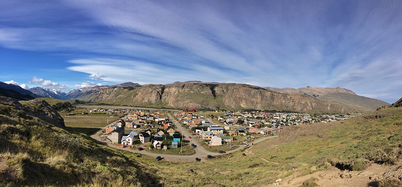 Pueblo de El Chaltén rodeado de montañas, Argentina
