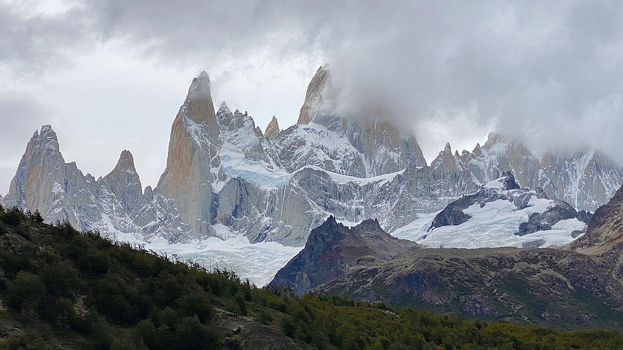 Monte Fitz Roy entre nubes, vista icónica desde El Chaltén