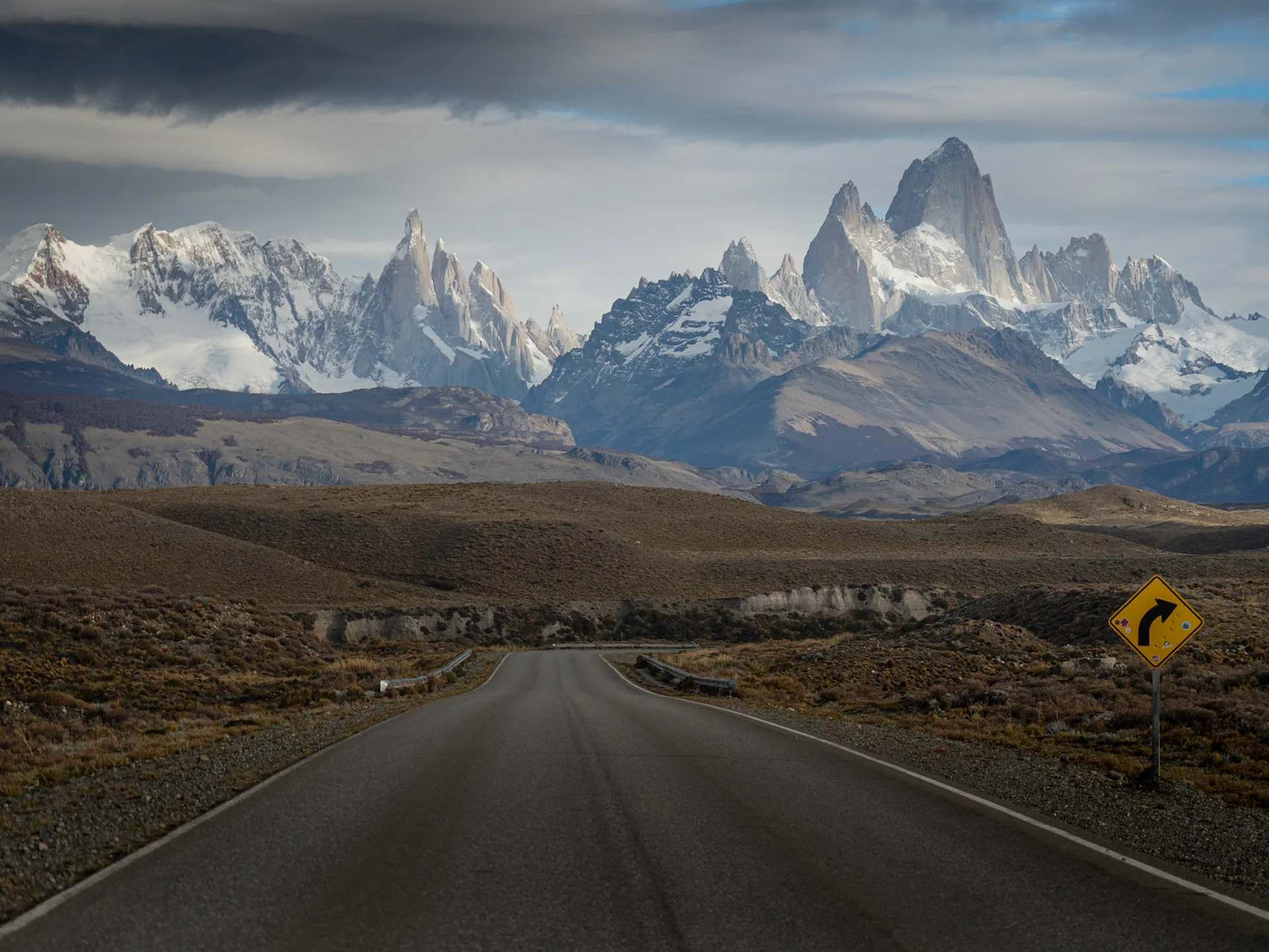 Monte Fitz Roy entre nubes, vista icónica desde El Chaltén