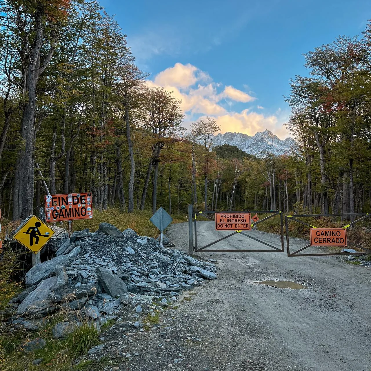 Letrero de Fin de Camino en la ruta en construcción hacia Puerto Williams, Parque Karukinka