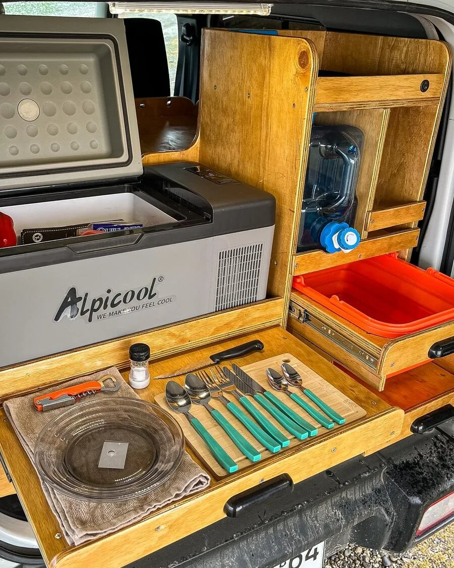 Vajilla, cubiertos y refrigerador portátil 12V