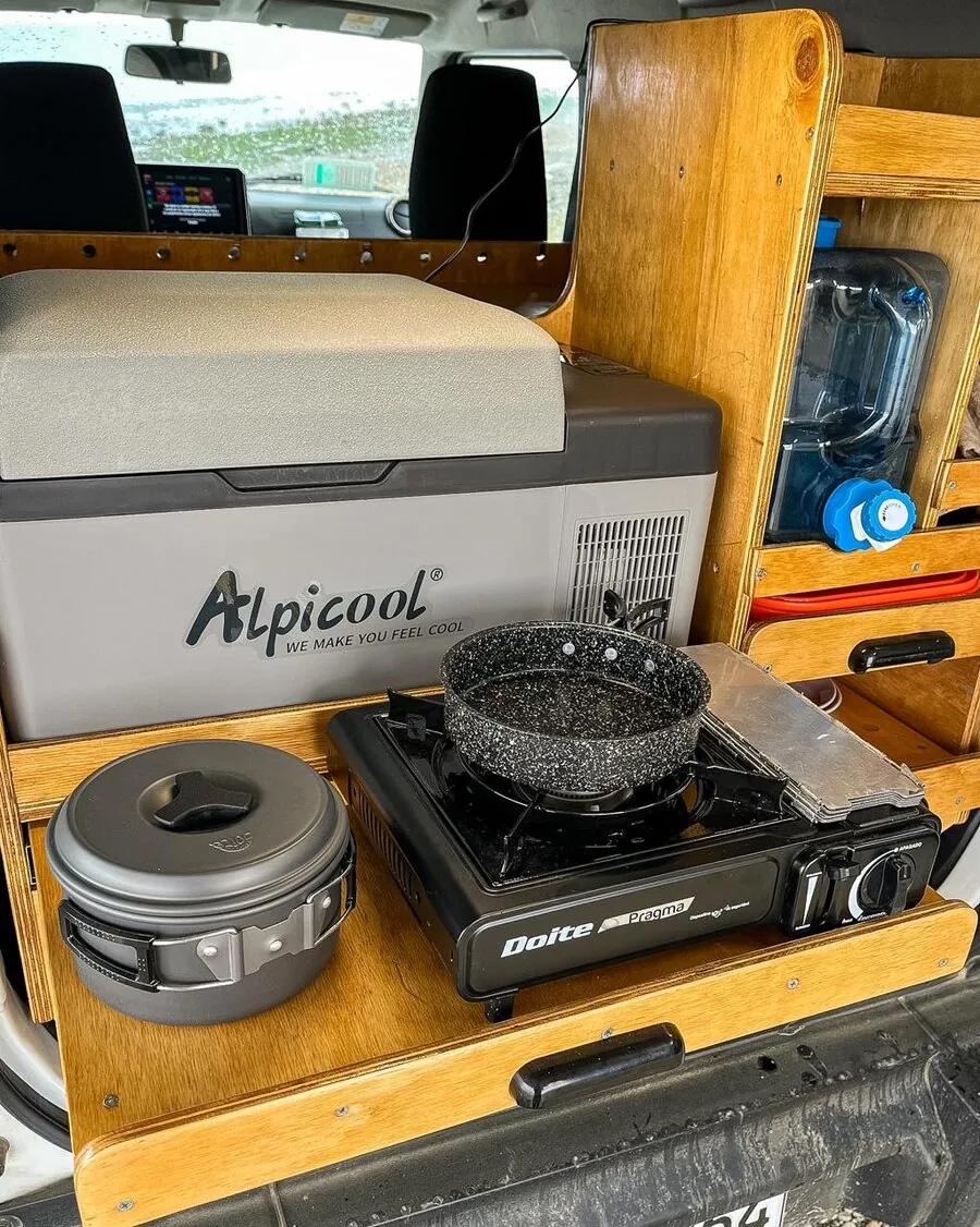 Cocina a gas de un fuego con sartén y olla