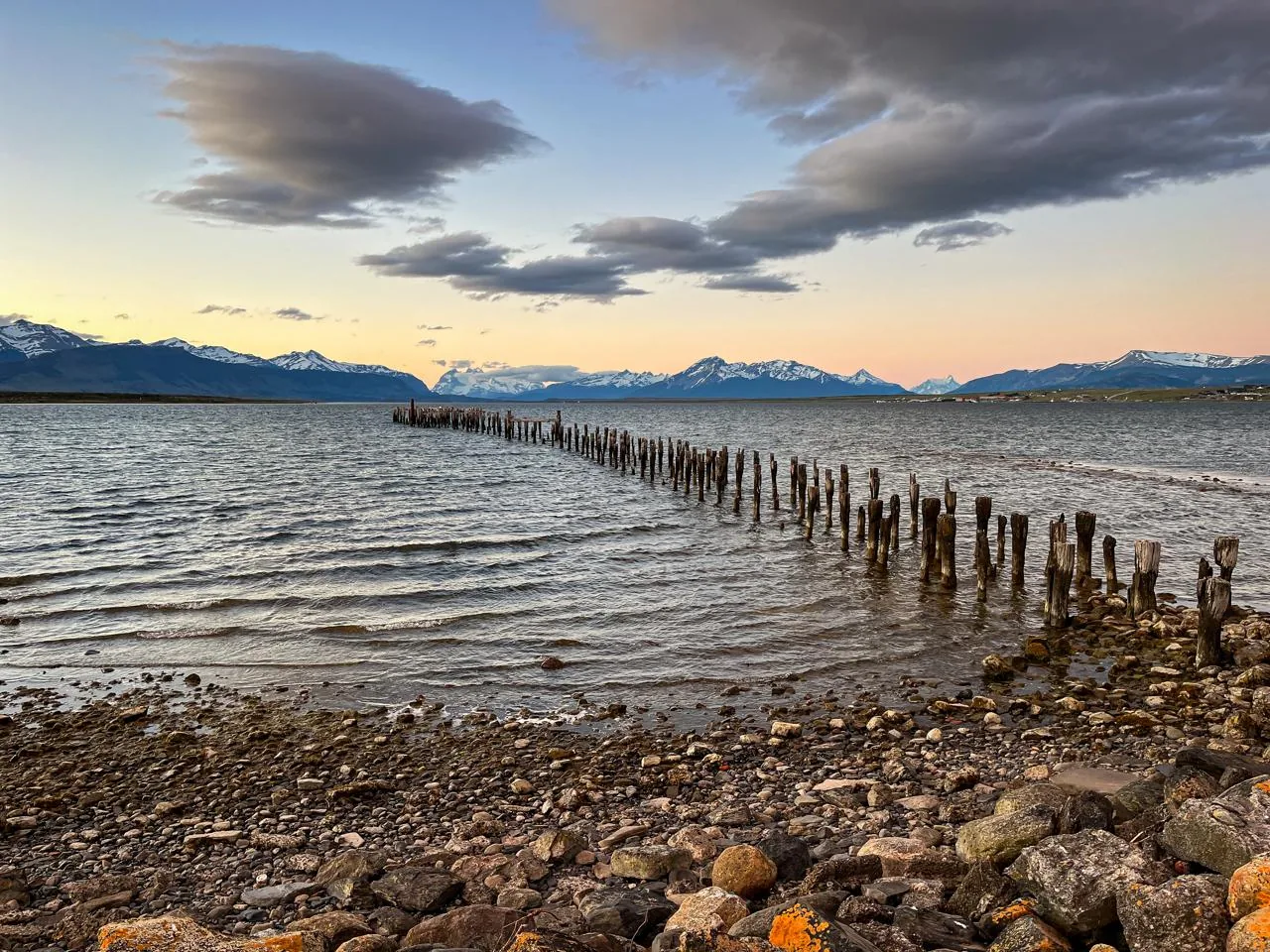 Muelle histórico de Puerto Natales al atardecer
