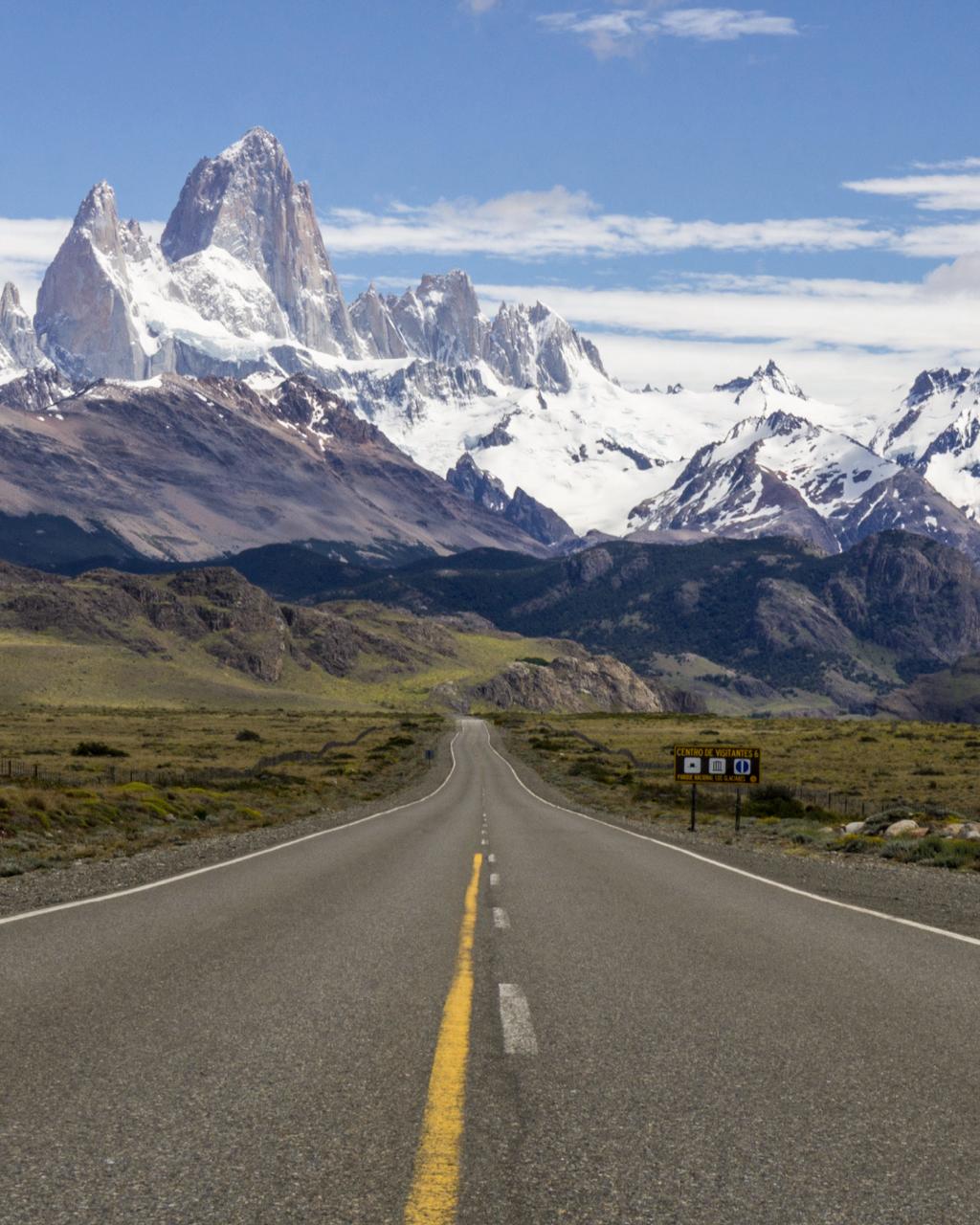 Ruta hacia El Chaltén con el Fitz Roy de fondo