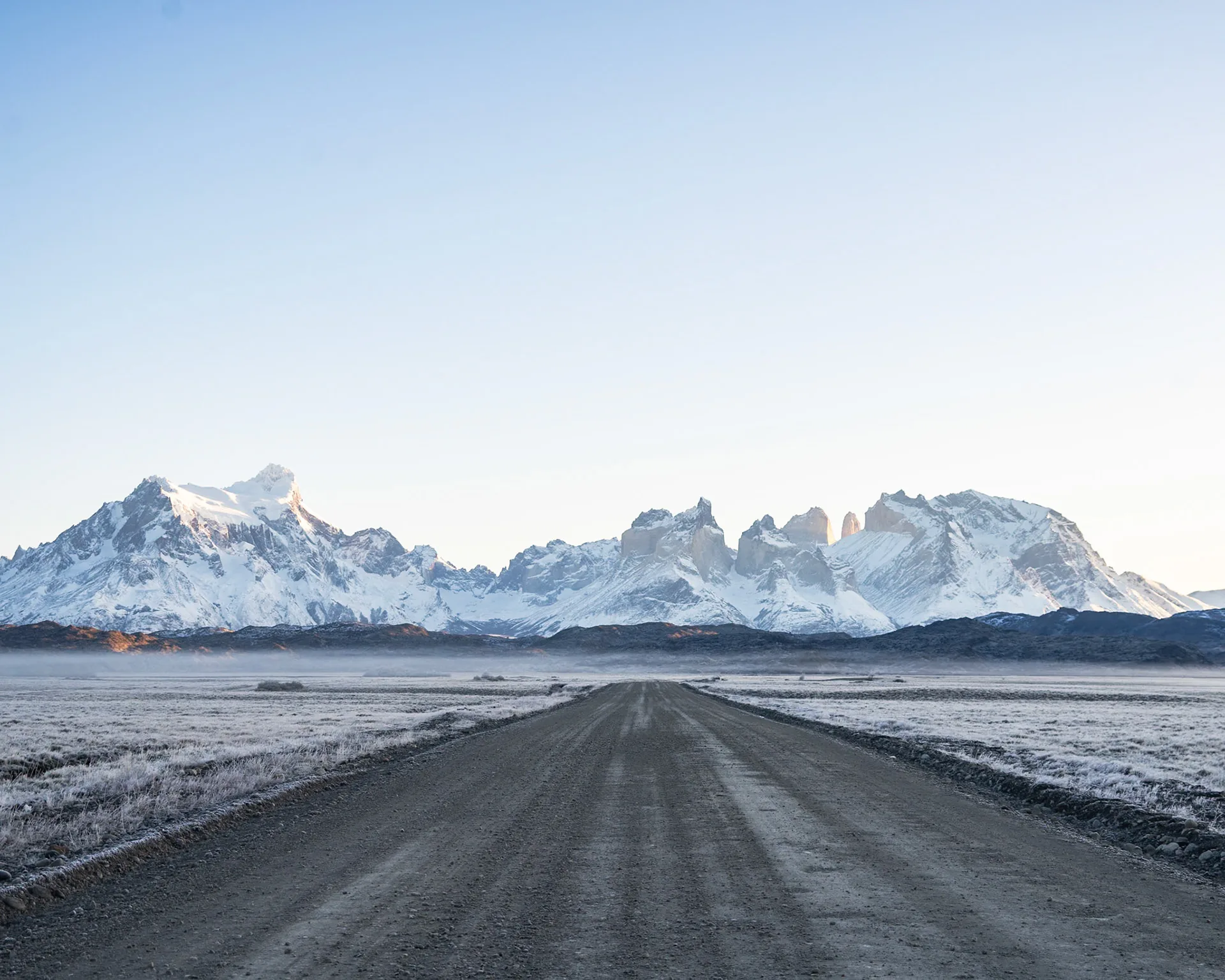 Camino de ripio hacia Torres del Paine cubierto de escarcha en invierno