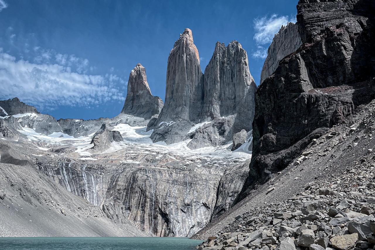 Base Torres, las tres torres de granito de Torres del Paine junto a la laguna turquesa