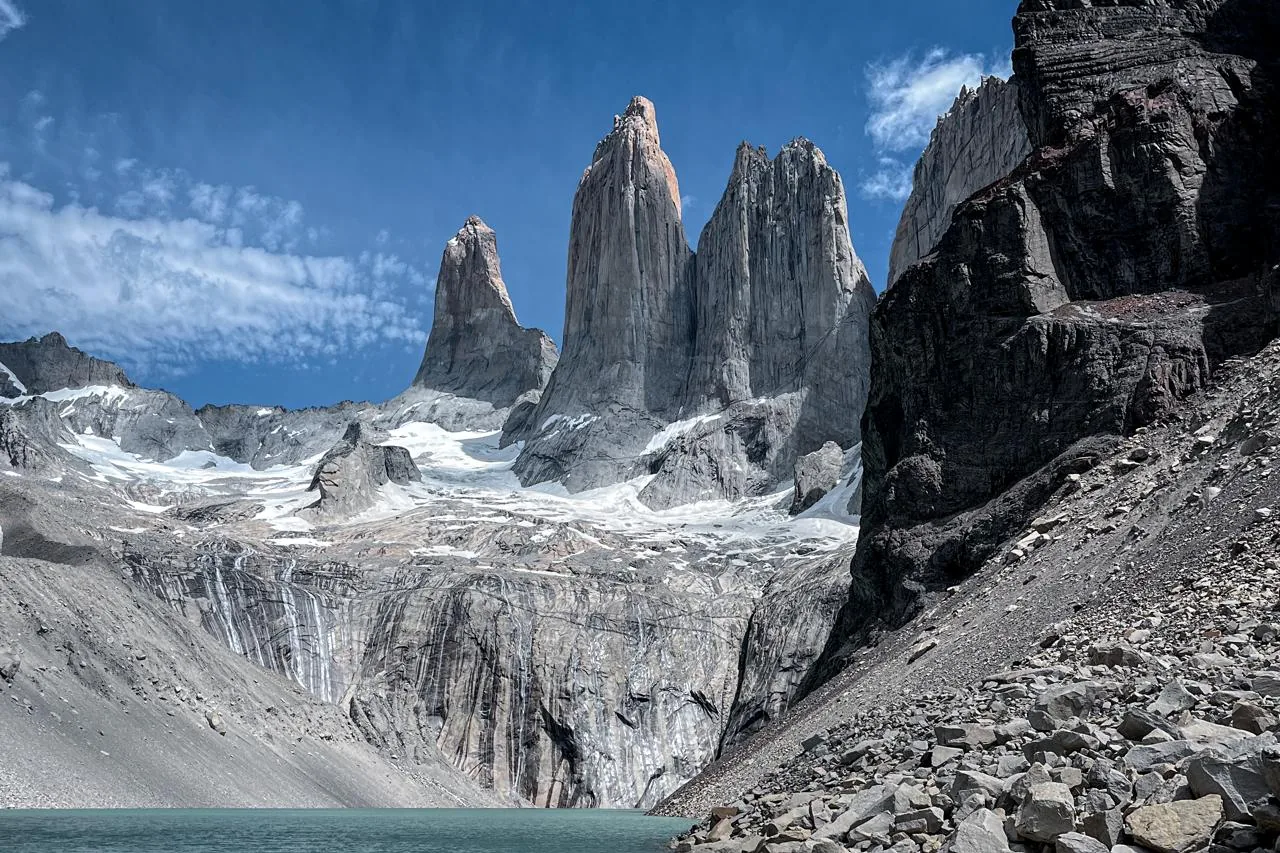 Base Torres, las tres torres de granito de Torres del Paine junto a la laguna turquesa
