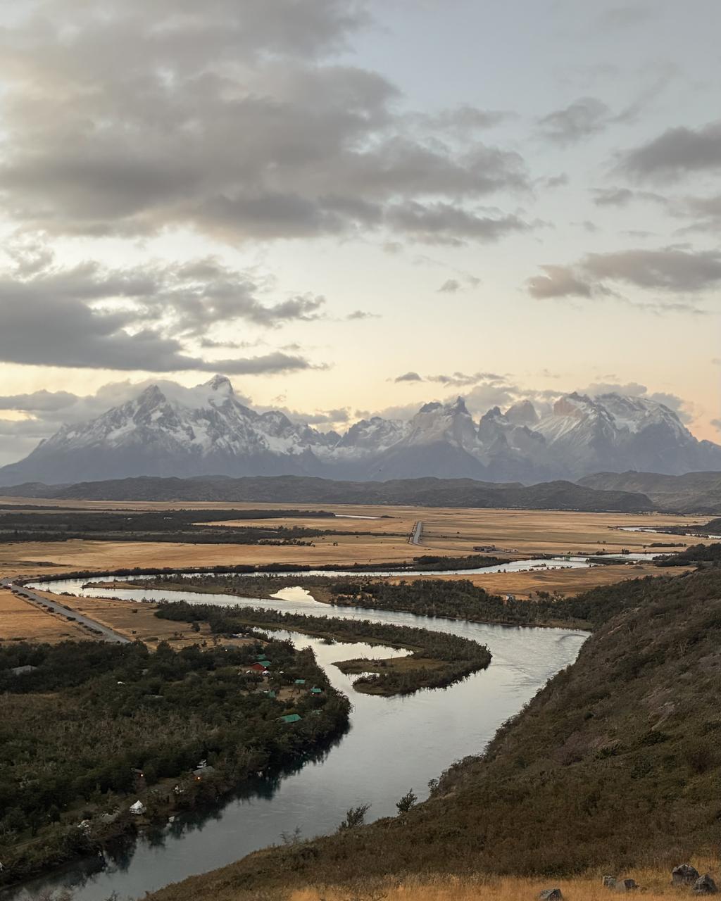 Vista elevada de Torres del Paine con el río y la estepa patagónica