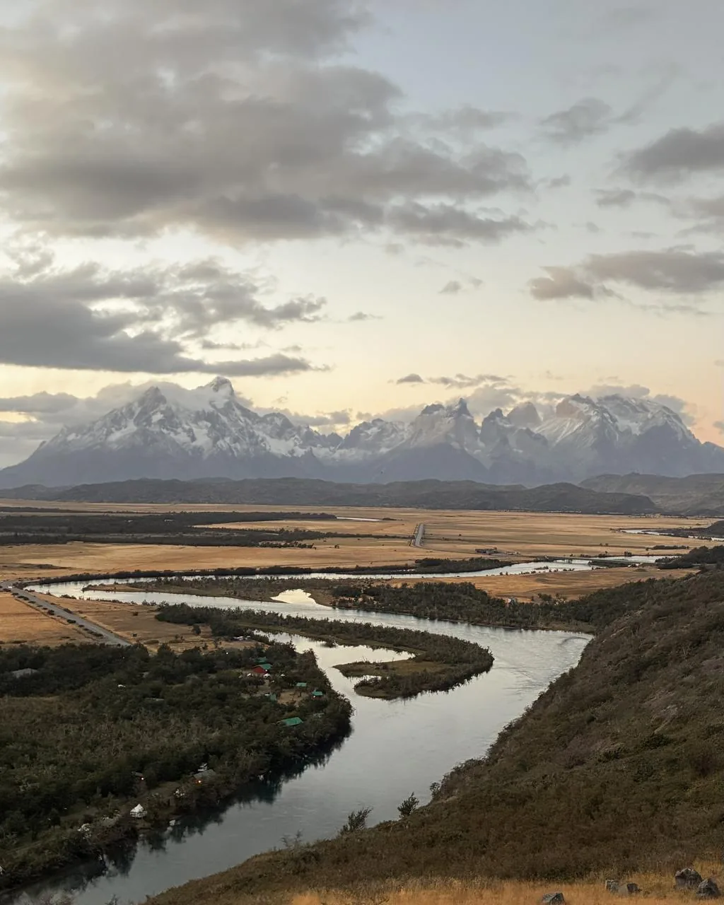 Vista elevada de Torres del Paine con el río y la estepa patagónica