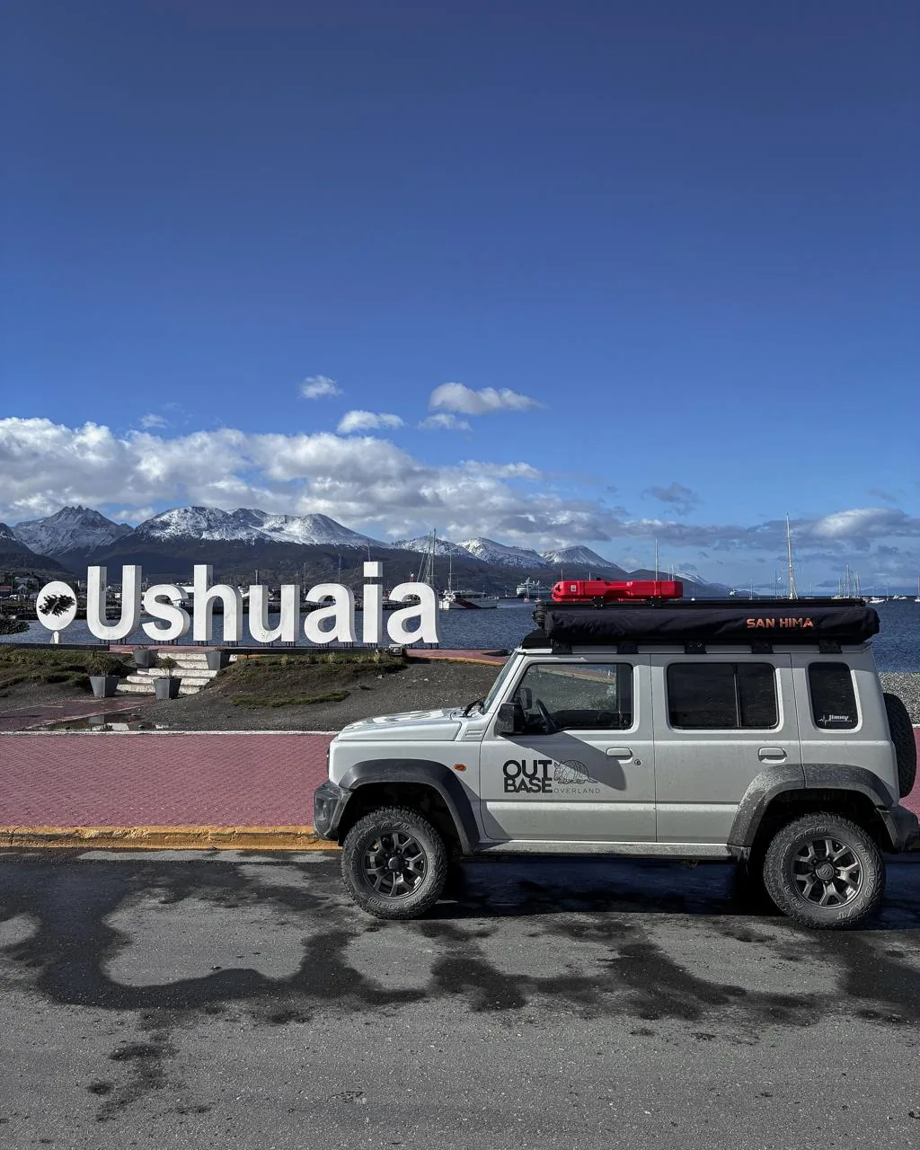 Camper Outbase Overland en el letrero de Ushuaia, Argentina