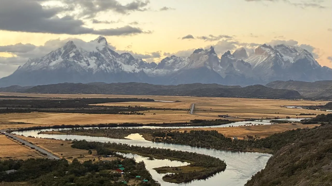 Río serpenteante con las Torres del Paine al fondo, al atardecer
