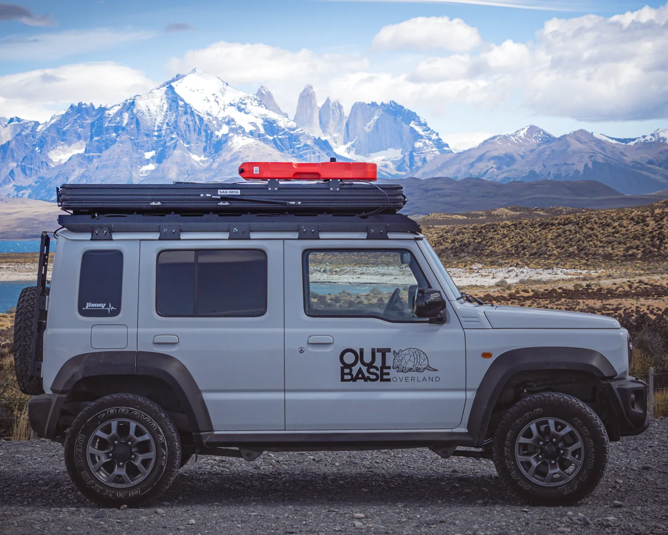 Camper 4x4 Outbase Overland con las Torres del Paine de fondo