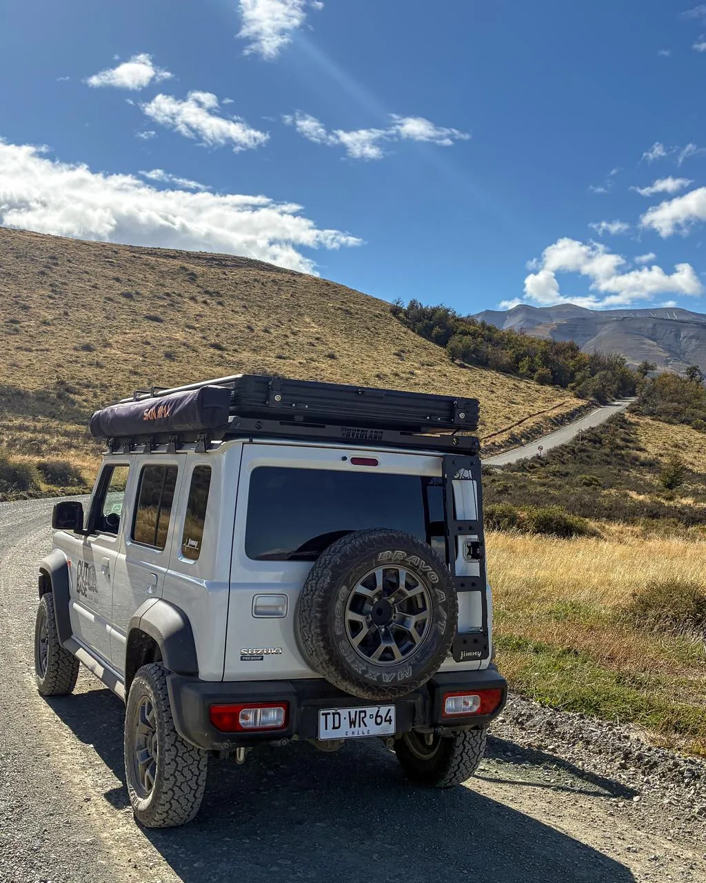 Camper Outbase en un camino de ripio de la Patagonia